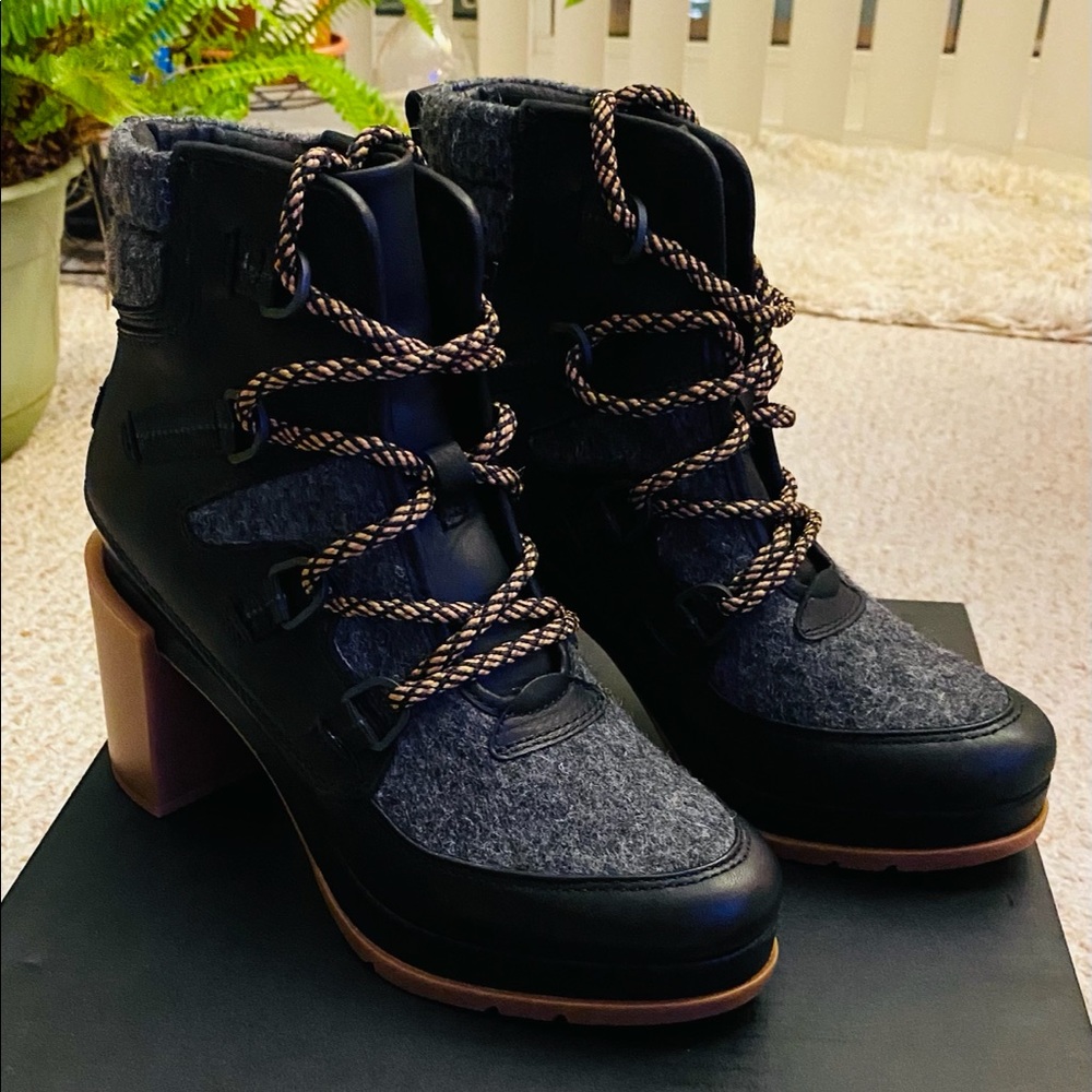 NWT Sorel Black Lace Boots